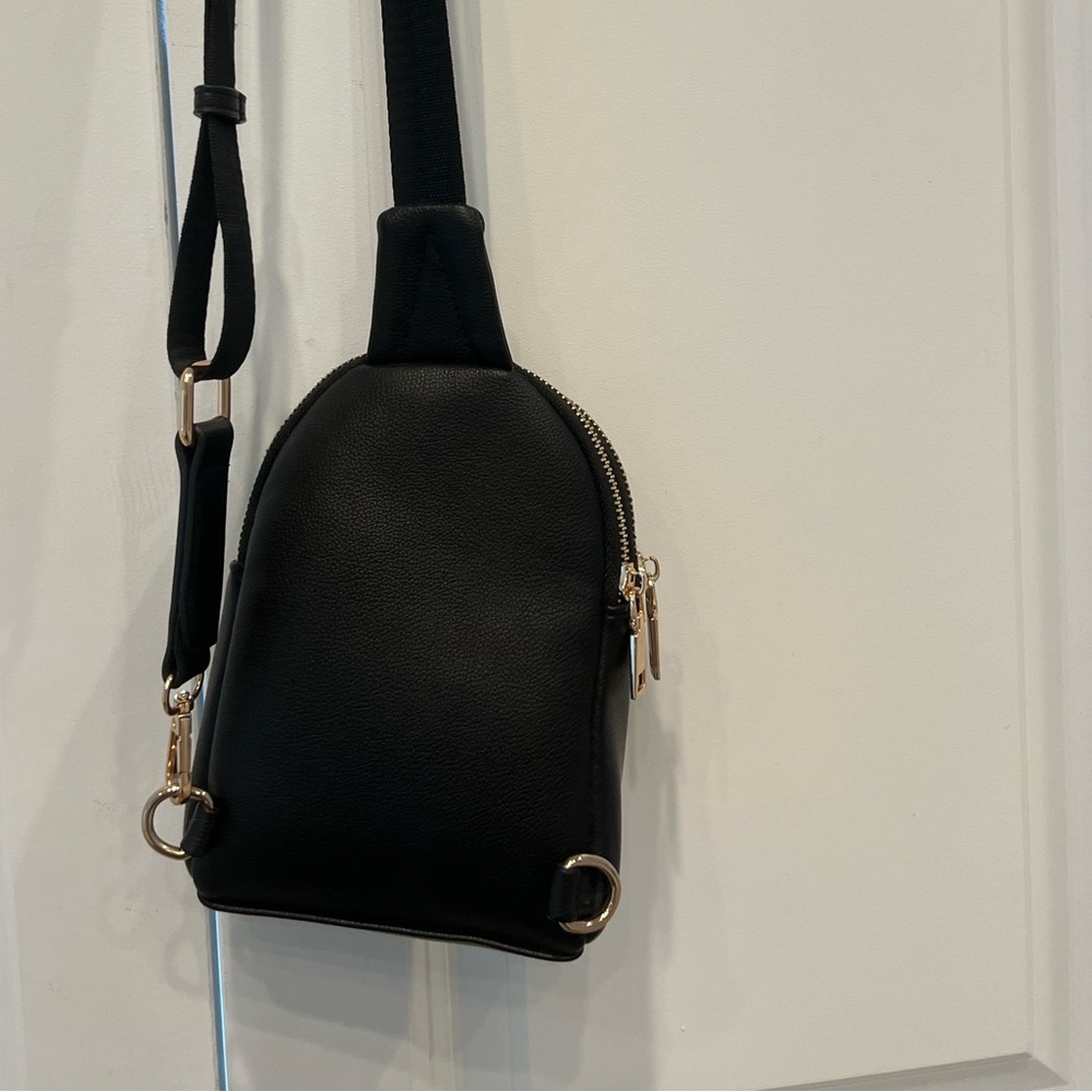 NWOT Quince Italian Leather Sling Pack Black New - Picture 9 of 15